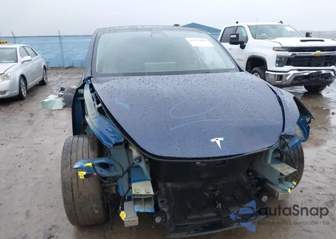 2022 Tesla Model Y Long Range Dual Motor All-Wheel Drive z USA, uszkodzony, nr VIN 7SAYGDEE3NF362863